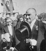 Cumhurbakan Atatrk, Cumhuriyet Bayram kutlamalarn kabul iin TBMM'ye gelirken (29 Ekim 1937)